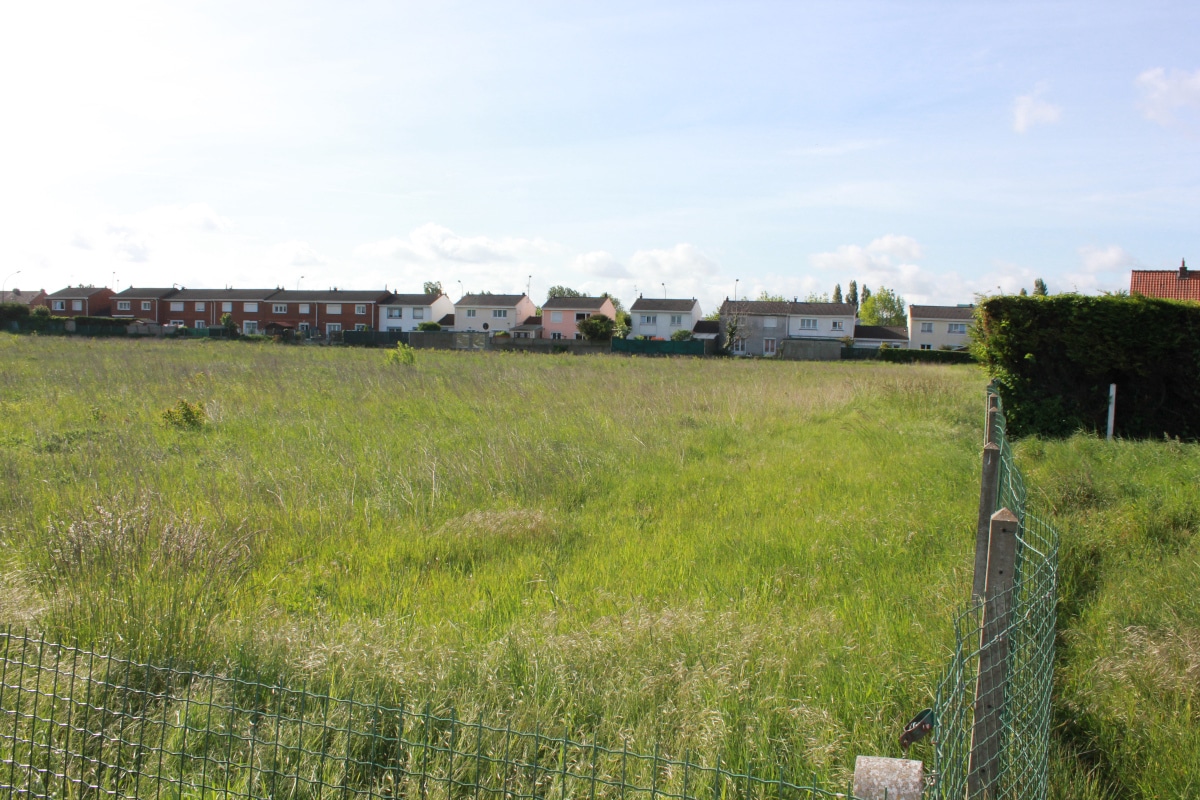 Vue depuis des parcelles à vendre, situées à Petite Synthe. Terrain à construire.