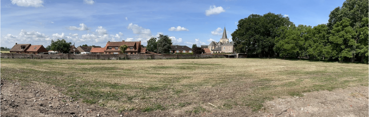 Vue depuis parcelles à vendre. À proximité immédiate du Château De La Briarde.