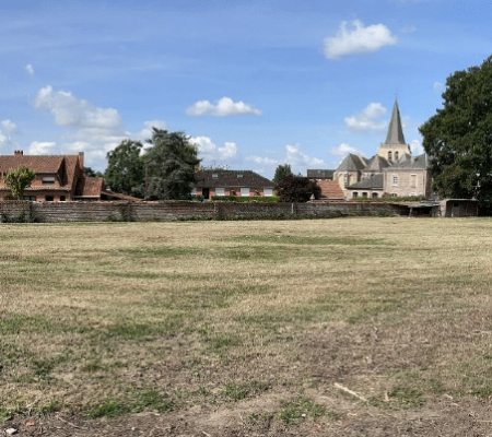 Vue depuis parcelles à vendre. À proximité immédiate du Château De La Briarde.