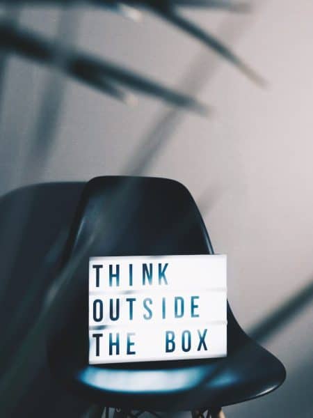 Illustration rappelant la dimension différenciante du Groupe BECI sur laquelle on voit un luminaire ou il est inscrit "think outside the box".